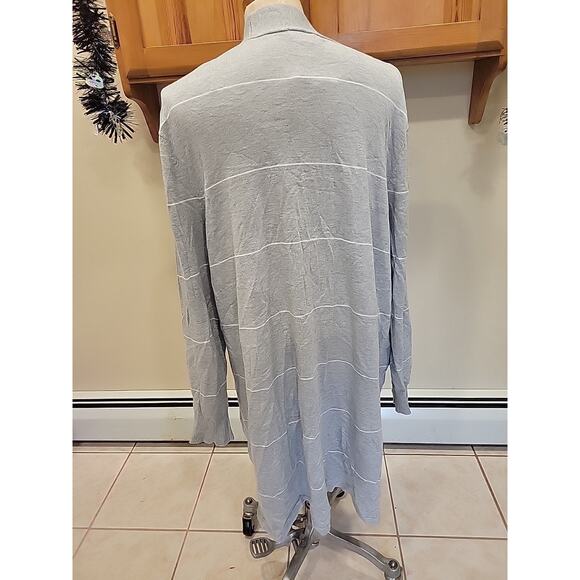 New 89th Madison Women’s Gray White Striped Cardigan Plus Size 3X - Picture 6 of 9